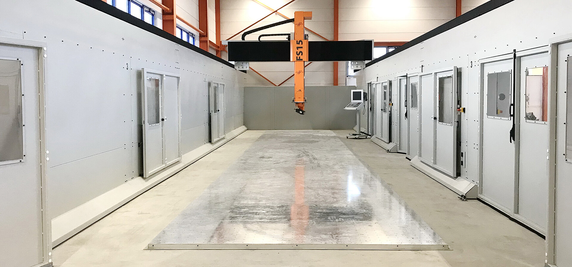 Fertigungshalle mit Portalfräsmaschine