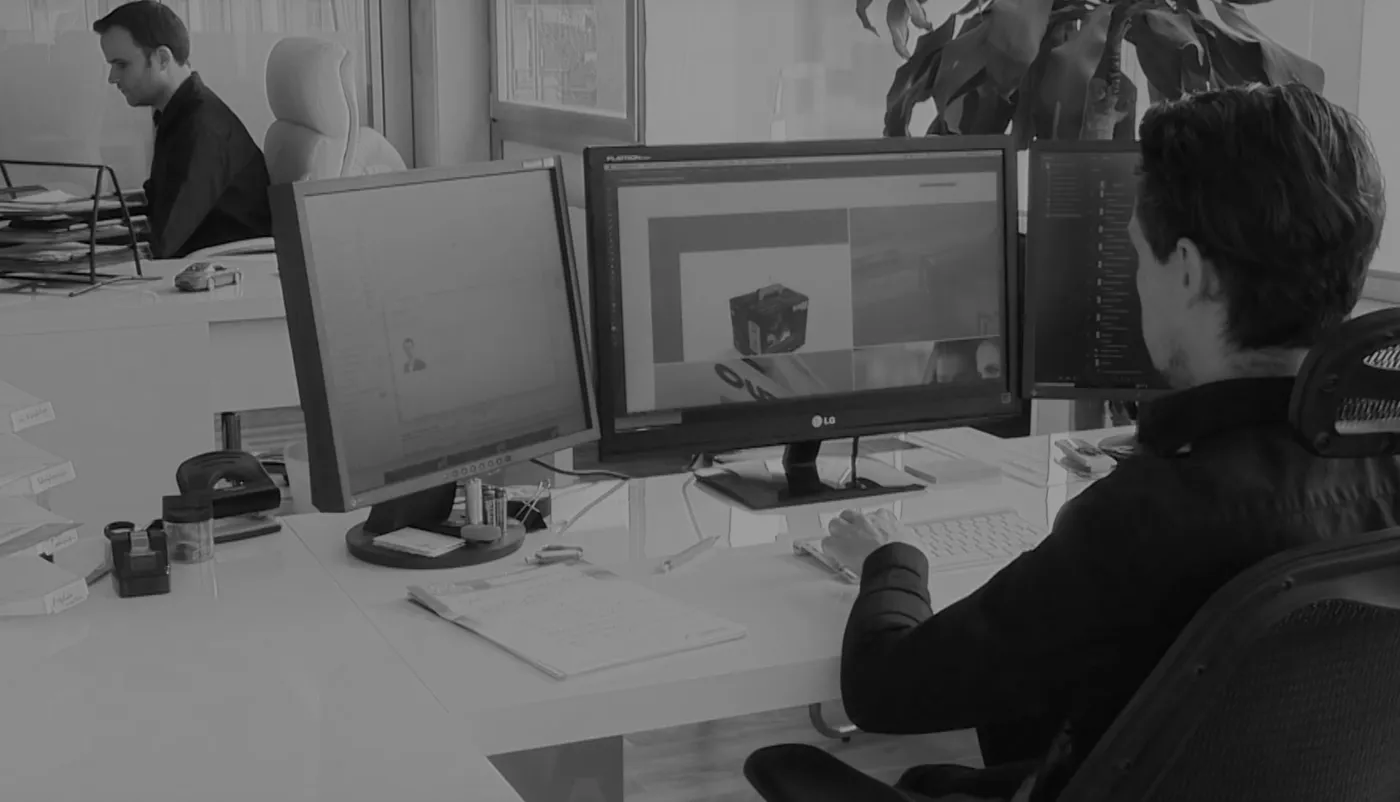 Arbeitsplatz mit Gestaltung am Bildschirm