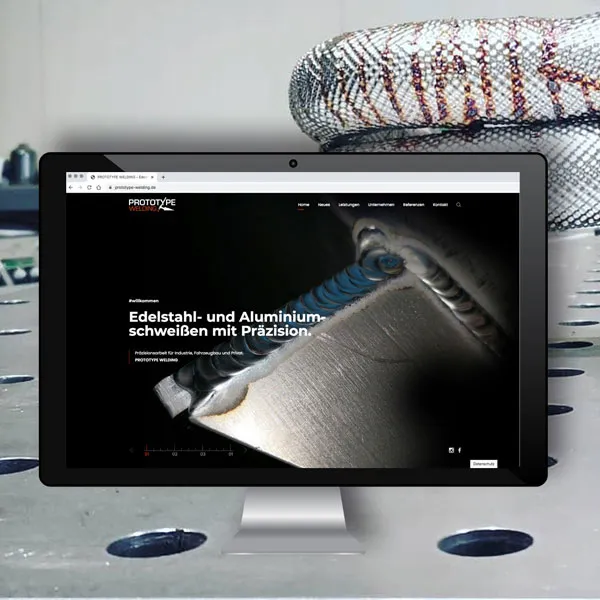 Website von Prototype Welding auf einem Tablet