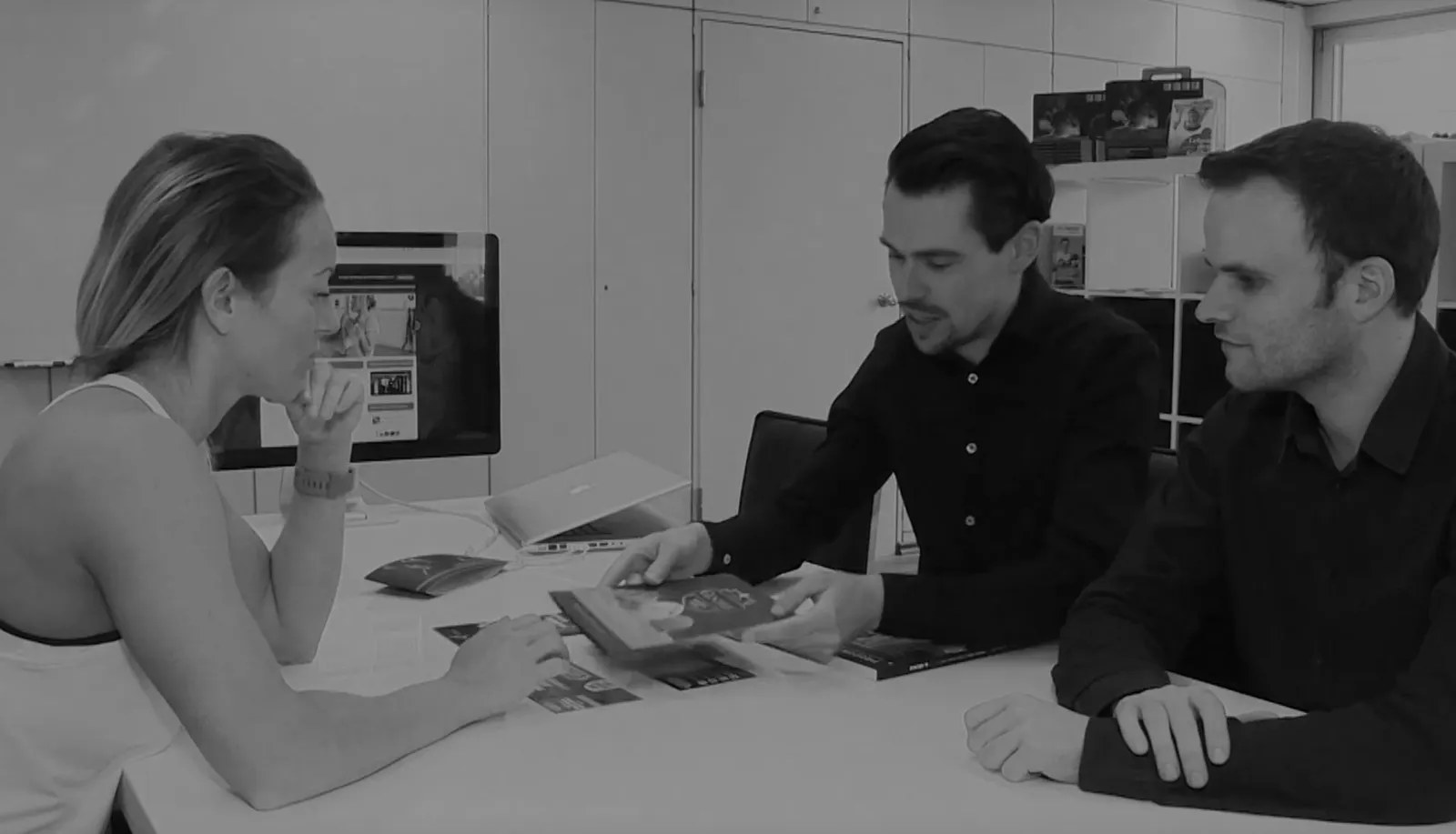 Teamgespräch über Branding - von Logodesign bis hin zur Website - durch unsere Branding Strategie zu mehr Kundenvolumen und Aufträgen.